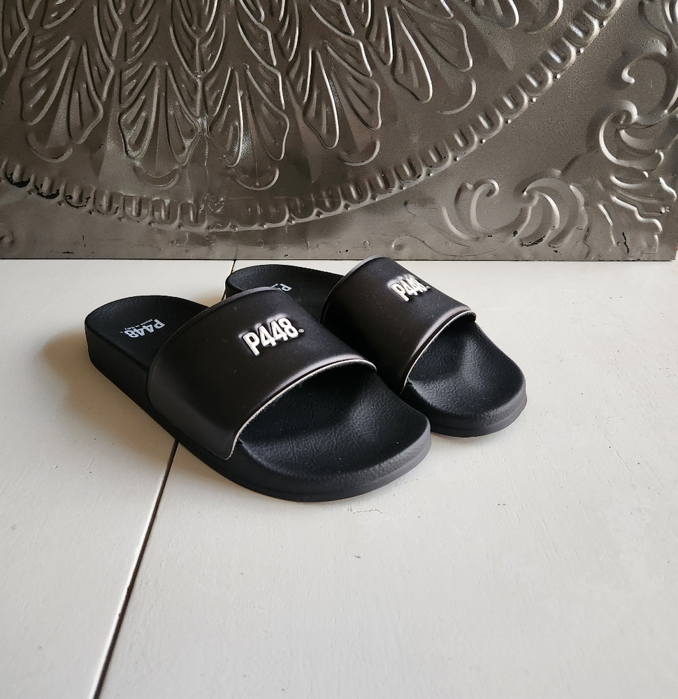 P448🔴Logo slide sandals in black men size 6 women 8